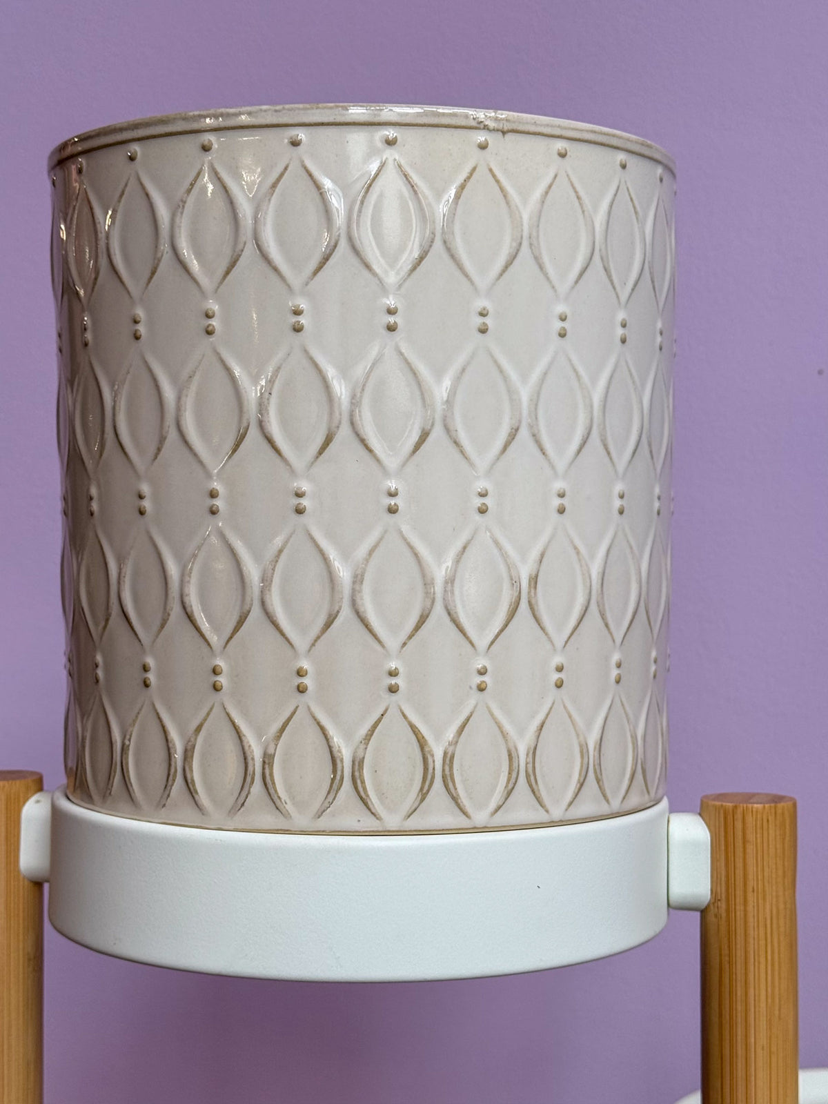 Vintage relief pot d18